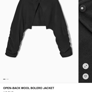SÖKES!!! Svart ull bolerojacka från COS - Letar efter denna bolero från COS, hör gärna av er l. Ni har en som ni vill sälja! 