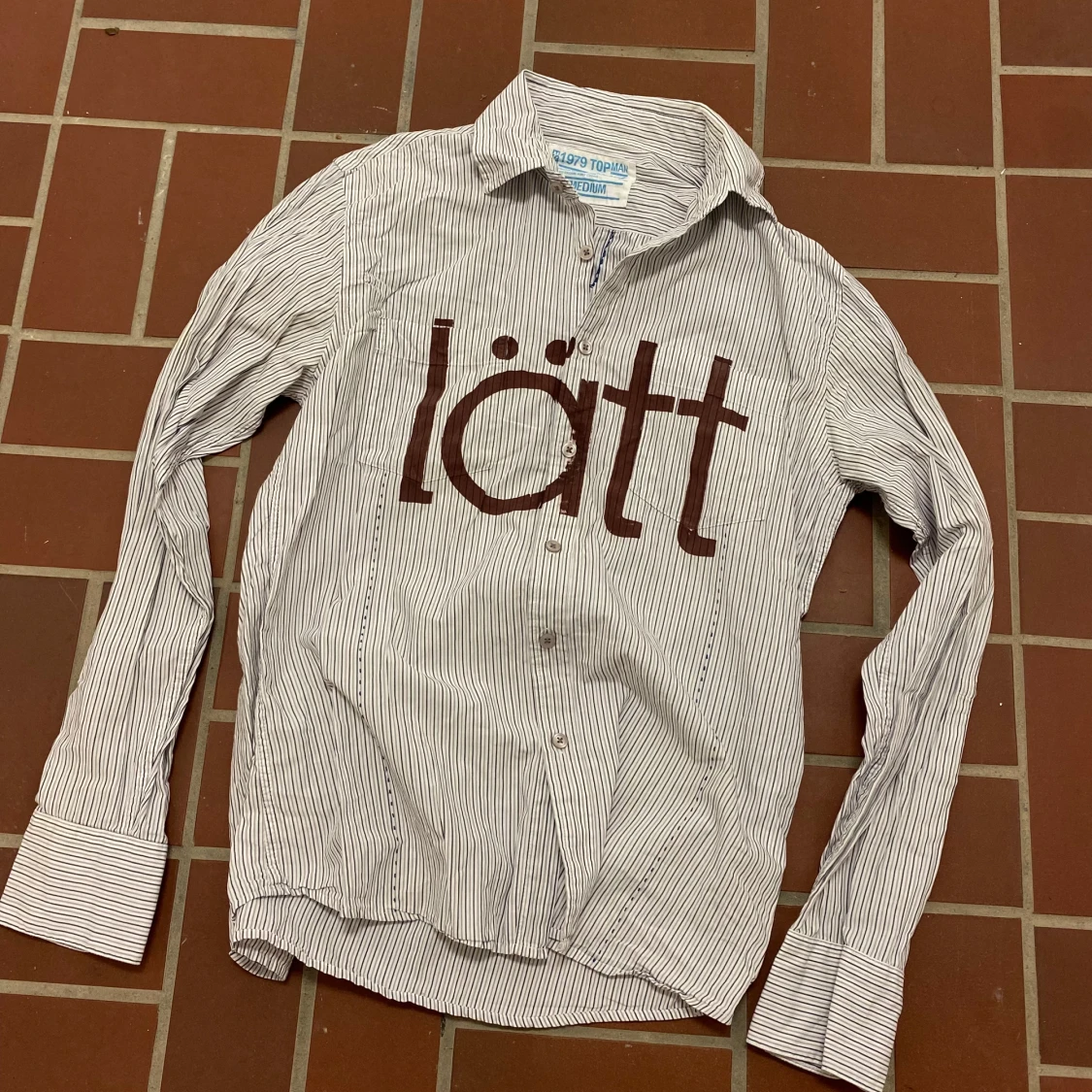 Randig skjorta med tryck