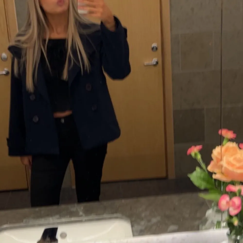Snygg mörkblå kappa från Design By Si. Perfekt för kyligare dagar och våren och ger en stilren look. Fint skick, endast lite nopprig men inget som tänks på! Storlek XS/S, köpt för cirka 800kr. Kan tänka mig att sänka pris vid en snabb affär! . Takit.