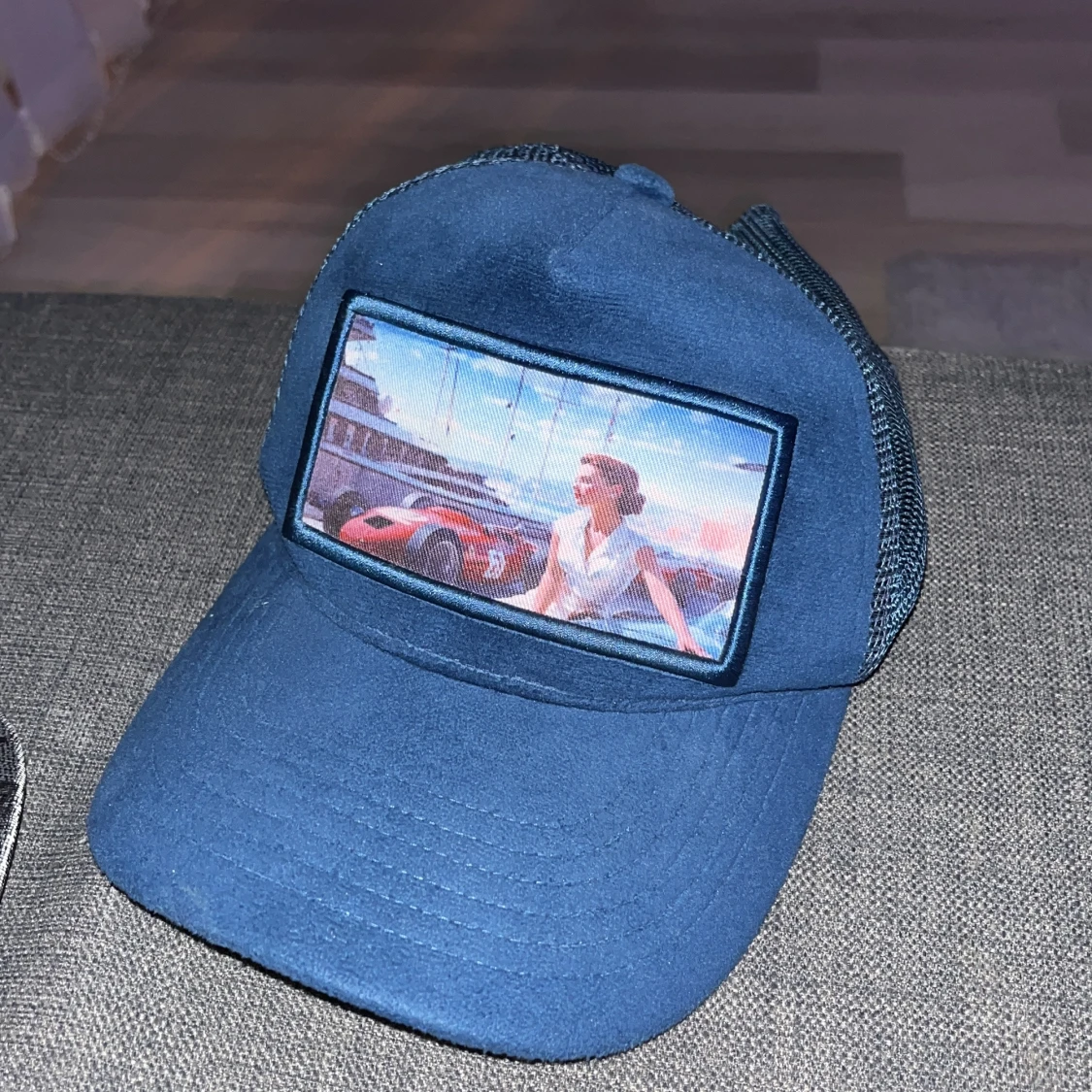 Blå keps med tryck från Revenite