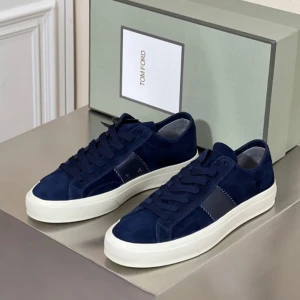 (Intressekoll) Mörkblå sneakers från Tom Ford - Intressekoll! Snygga mörkblå sneakers från Tom Ford i mocka med vita sulor. Skorna har en stilren design med snörning och diskreta detaljer. Perfekta för en trendig look. Ej byten!