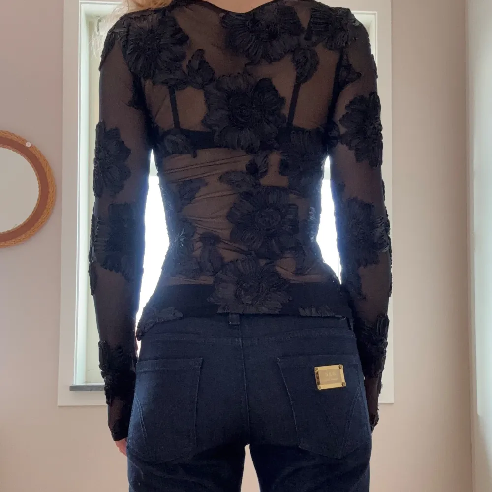 En superfin tröja med blommönster som aldrig är använd innan, helt ny från Stockhlm. Säljer för att den aldrig kommer till användning. . Puserot.