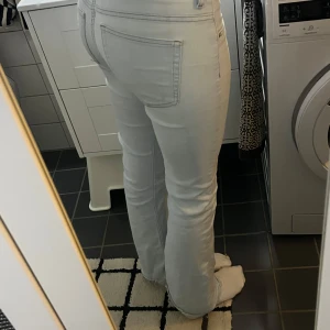 Ljusblå bootcut jeans - Snygga ljusblå bootcut jeans med en tight passform och låg midja. Perfekta för en stilren look. De har klassiska fem fickor och stängs med dragkedja och knapp. Har ni frågor är de bara att skriva. 