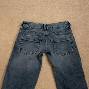 Lågmidjade bootcut jeans - Säljer ett par blåa lågmidjade bootcut jeans💕de har aldrig används. De är nån cm för långa i längden på mig och jag är 161cm på ett ungefär💕Jag har vanligtvis w25 å dessa är lite tajta så skulle chansa på att de är w24.