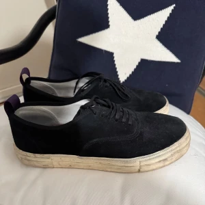 Eytys sneakers - Svarta sneakers från Eytys i mocka med snörning. Storlek 43. Har ej tvättats och rengörs enkelt för en vitare sula.