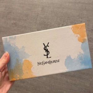 Beige quiltad plånbok från Yves Saint Laurent - Säljer en elegant beige quiltad plånbok från Yves Saint Laurent. Som ny, och aldrig använd ! tyvärr har jag inte kvittot till den då jag fick den i present.🩷(äkta från ysl)