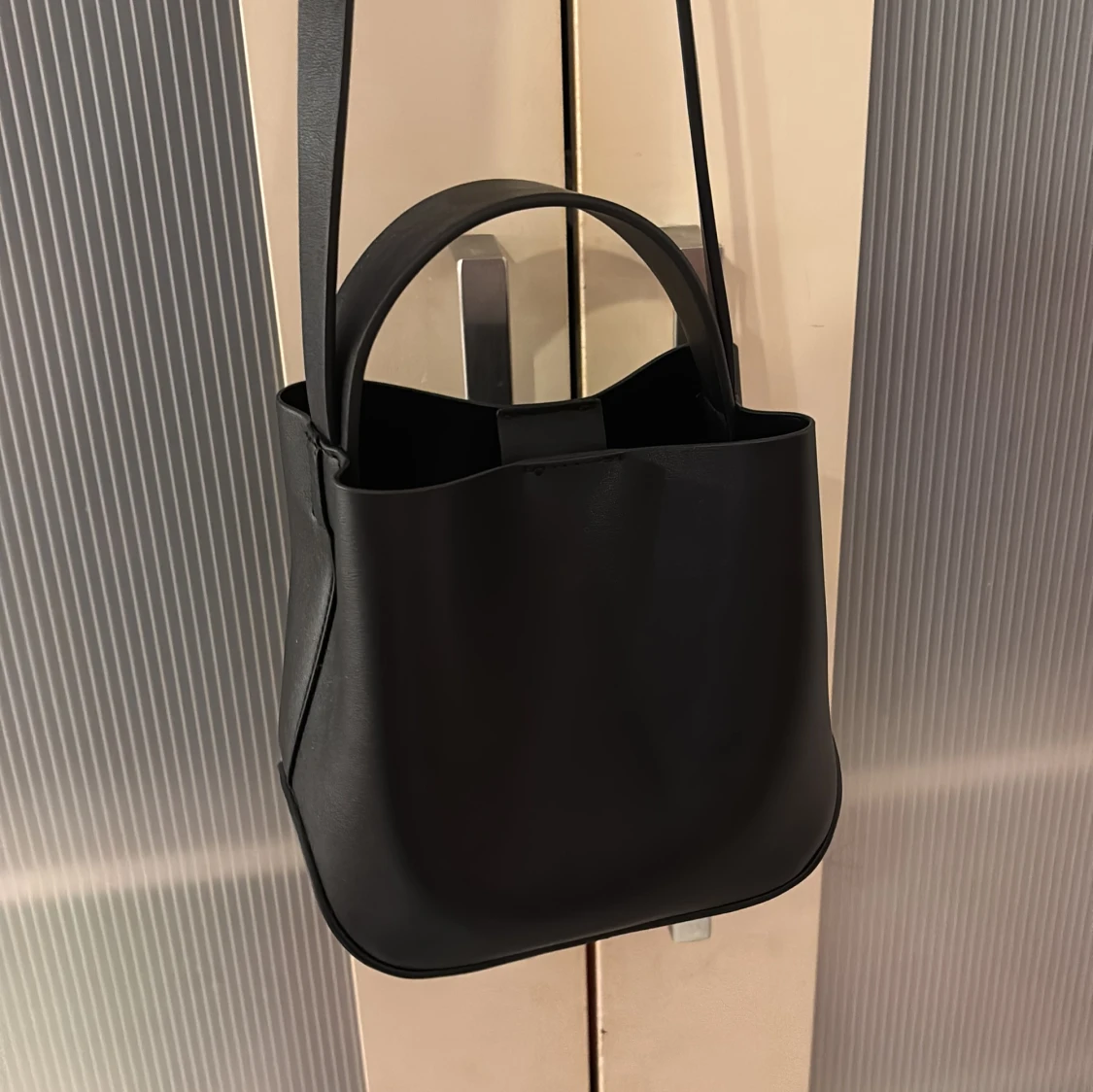 Svart axelväska från Gina