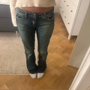 Jeans - Snygga lågmidjade bootcut jeans💕 Midjemåttet är 40cm, innerbenslängden är 82cm