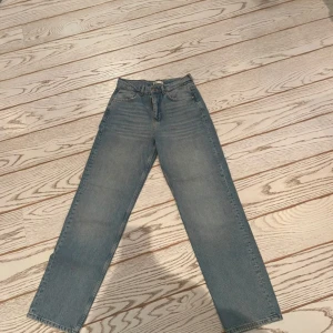 Blå jeans från Gina - Straight fit jeans från Gina 