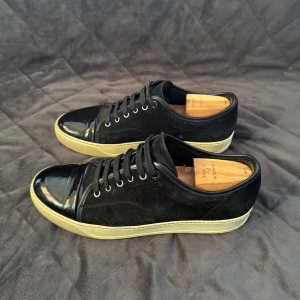 Lanvins - Säljer nu dessa stilrena lanvinskorna i färgen svart! De är i bra skick men finns tecken på användning. Storleken är uk 8 vilket motsvarar 42-43. Endast skorna medföljer vid köp och de är givetvis äkta. Vid ytterligare frågor eller funderingar är det bara att höra av sig! 🙏🏽