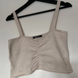 Linne - Linne från Gina Tricot i storlek L. Helt nytt. Nypris: 149kr