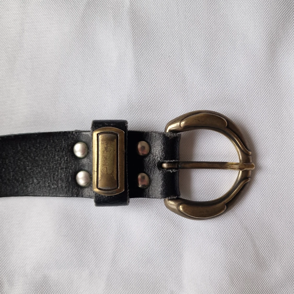 Svart skärp med guldfärgat spänne