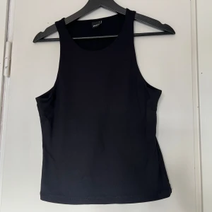 Linne  - Linne från Gina Tricot i storlek L. Är i träningsmaterial och har dubbelt tyg på framsidan.