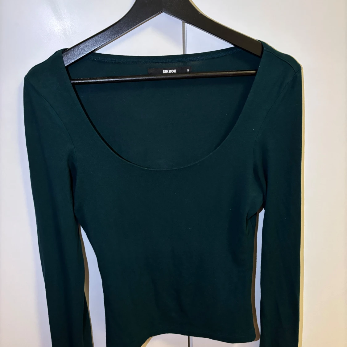 Mörkgrön långärmad topp från Bik Bok
