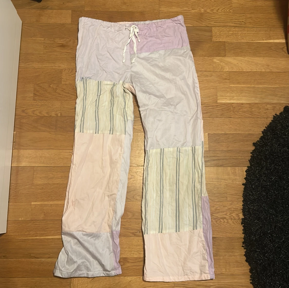 Pyjamasbyxor med snörning