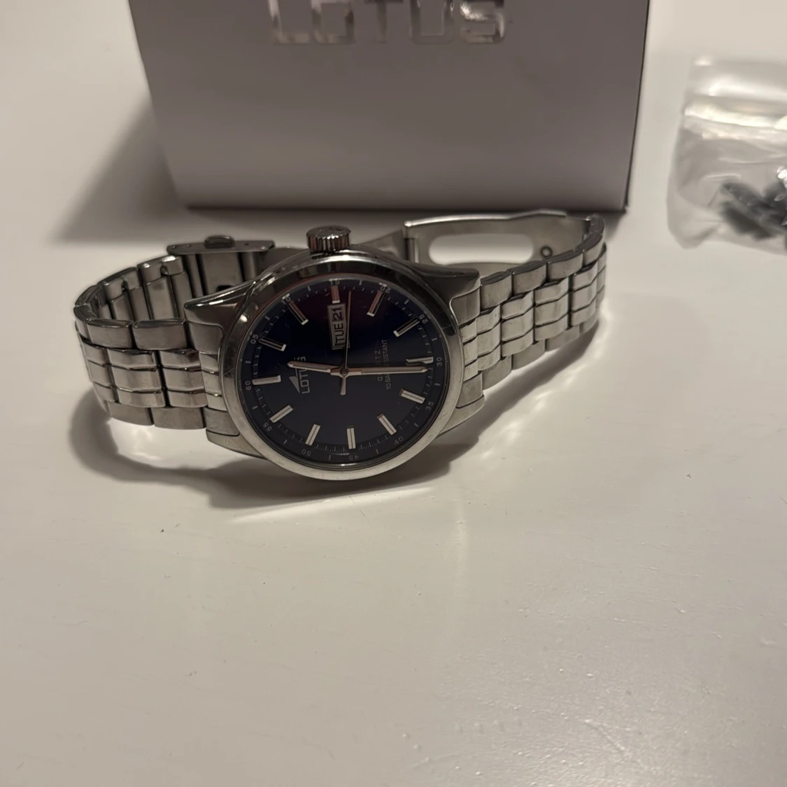 Silverfärgad klocka från Lotus - 1