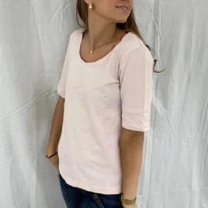 Ljusrosa topp med trekvartsärm - Säljer en ljusrosa topp med trekvartsärm och rund halsringning. Perfekt för en avslappnad stil. Toppen är i mjukt material och har en enkel design. Man kan antingen ha den vanligt eller off shoulder! (Första bilden är lånad från tidigare ägare) 