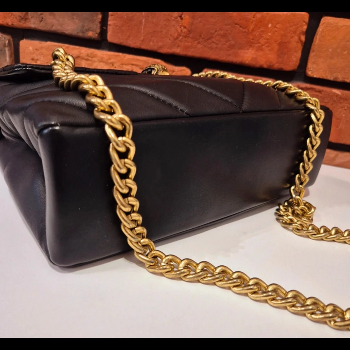 Svart quiltad axelväska från Kurt Geiger - 2