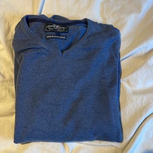 Blå tröja från Hampton Republic - Säljer rn gammal tröja pga av att den inte används lika mycket längre, har ett hål i ena armhålan som knappt syns. Det står att den är M fast sitter nog bättre på S.