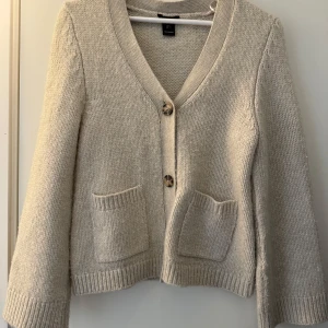 Beige stickad kofta från Lindex  - Mysig beige stickad kofta från Lindex. Säljs då den inte längre kommer till användning. 