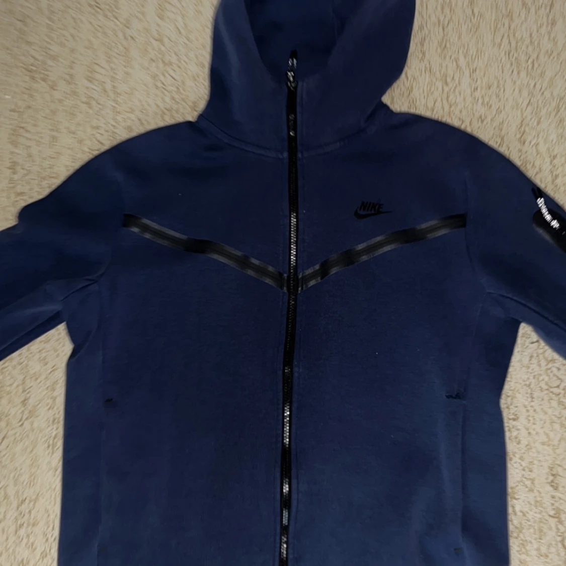 Mörkblå huvtröja från Nike