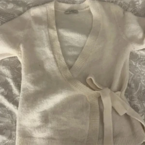 Vit omlottkofta från Gina tricot - Aldrig använd, pris kan diskuteras vid snabb affär❤️