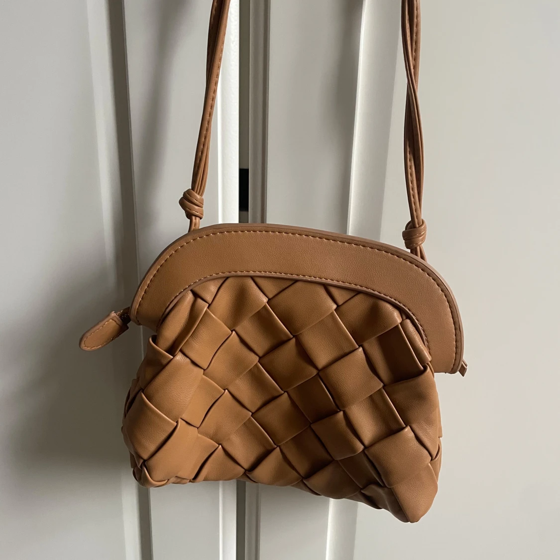 Brun axelväska med flätad design