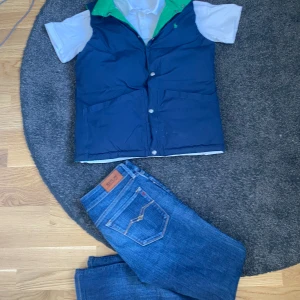 Outfit - Snygga blå jeans från Replay med raffe väst och piké. Jeans w30 L32. Piké S. Västen S. Möts helst i Sthlm och pris kan diskuteras vid smidig affär.