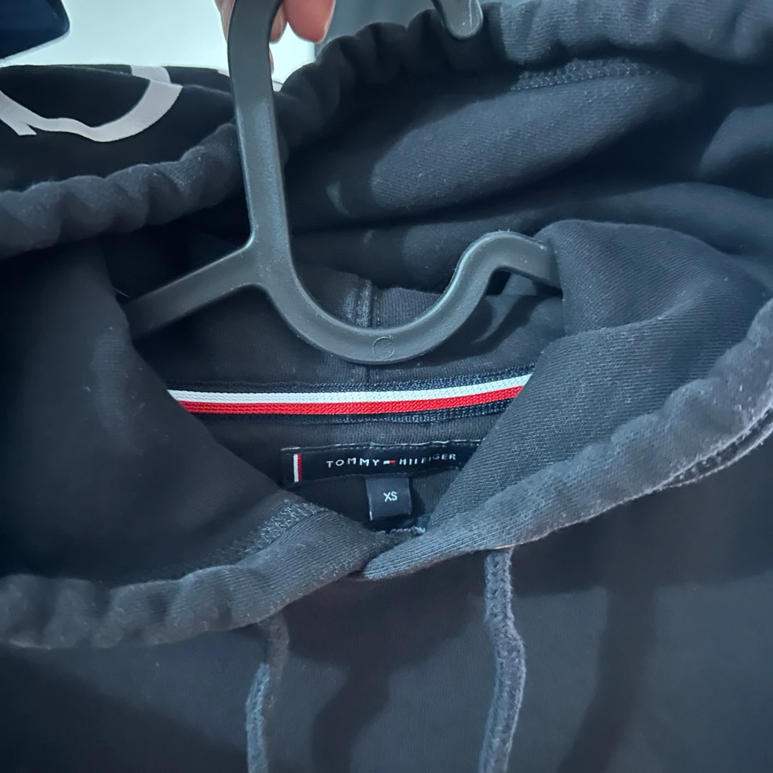 Svart hoodie från Tommy Hilfiger - 2