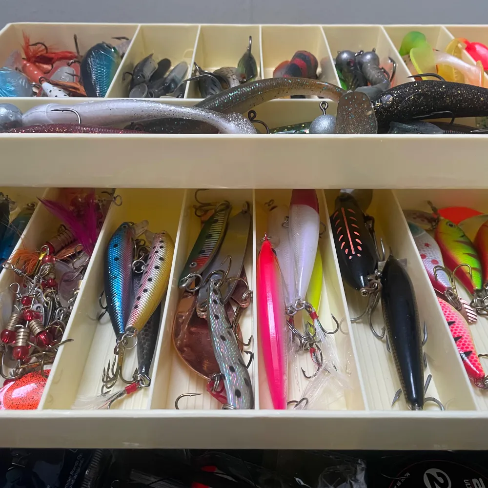 En samling av fiskedrag i en praktisk förvaringslåda. Drag i olika färger som blå, röd, grön och silver, samt olika former och storlekar. Perfekt för sportfiskeentusiasten som vill ha ett brett urval för olika fiskeförhållanden. Är du fiskare och letar nya beten då är de bara att skriv så får du fler bilder! Säljer pga av att jag har lite för många! Hör av er vid fundering 🤔 . Muu.
