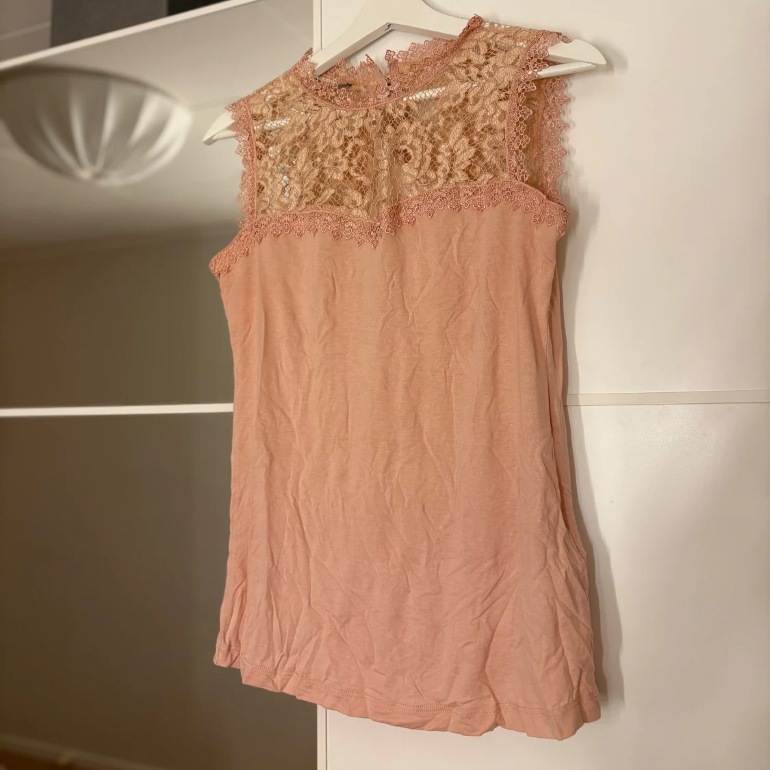 Rosa ärmlös blus med spetsdetaljer