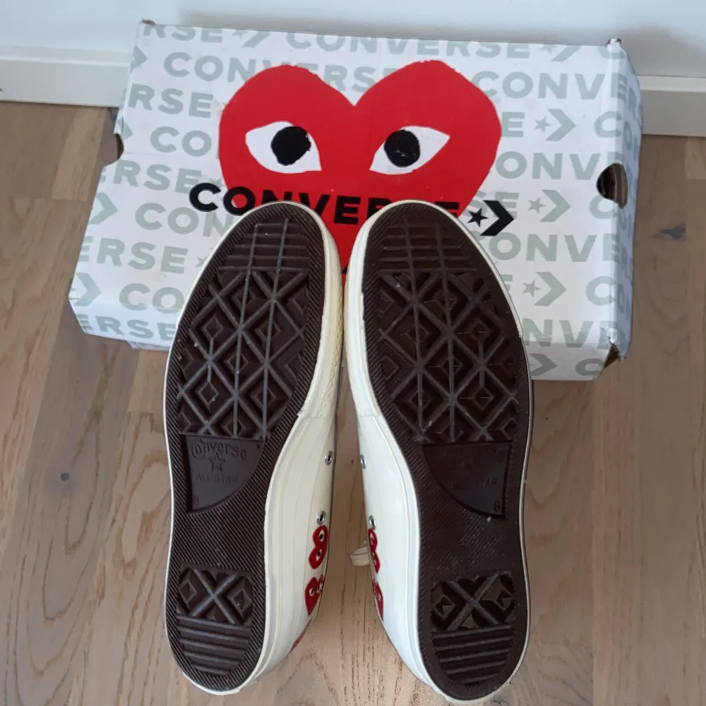 Skick: 10/10! Endast testade inomhus, inga defekter | Beige/vit färg och är storlek 41.5, är 26.5 cm inuti skon | Box och skor ingår, boxen är sönder | Äkta såklart! | Pris kan diskuteras!. Kengät.