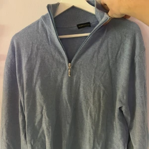 Blå zip-up  - Blå zip tröja från Marco polo i väldigt bra skick 