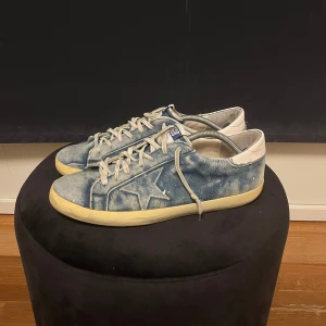 Golden Goose - Säljer nu dessa tvärfeta golden goose denim skor. Skicken är riktigt bra förutom lite heeldrag som man ser på sista sliden. Hör av er vid frågor eller funderingar🔥🙌