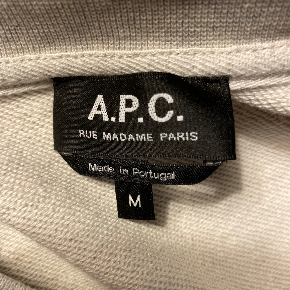 Säljer en stilren grå sweatshirt från A.P.C. med deras ikoniska logga tryckt på framsidan. Tröjan har inga som helst defekter och säljs eftersom att storleken inte passade mig. Hör av dig vid minsta lilla fundering!. Neuletakit & Villapaidat.