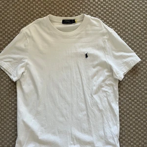 Polo ralph lauren t shirt - Tja tja! Säljer nu denna feta polo rl T-shirt på grund av att den inte kommer till användning längre! - Storlek: M - Skick: 8/10 - tveka ej på att skriva vid funderingar och pris kan diskuteras vid snabb affär mvh Carl!
