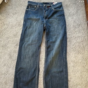 Blå baggy jeans från Ecko Unlimited - Säljer ett par blå baggy jeans från Ecko Unlimited. De har en avslappnad passform och broderad detalj på bakfickan. Perfekta för en casual look.