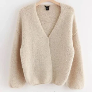 Beige stickad kofta från Lindex - Mysig beige stickad kofta från Lindex 💞hör av er om ni är intresserade🥰