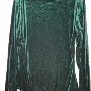 Grön sammetströja - Snygg grön långärmad tröja i mjukt sammetstyg. Perfekt för att ge en lyxig känsla till din outfit. Passar bra till både vardag och speciella tillfällen.