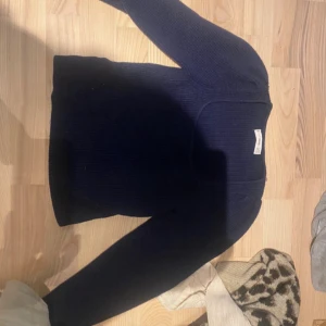 Sticakd topp - Säljer denna fina toppen ifrån MNG i storlek xxs den ör lite för liten på mig så men så ser den ut på mig jag brukar ha s 