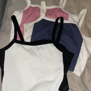 Flera olika toppar i olika färger och stilar - Säljer ett gäng snygga toppar i olika färger och stilar. Perfekt för att mixa och matcha i garderoben nu till sommaren! Alla är i M, skickar gärna bilder på privat💗Säljs för 40kr/st men billigare vid fler:)