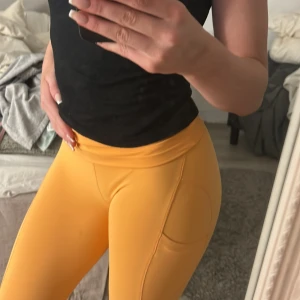 Orangea leggings från Better Bodies - Snygga orangea leggings från Better Bodies med hög midja. Perfekta för träning med en tight passform som ger bra stöd. Tillverkade i ett stretchigt material för maximal komfort.