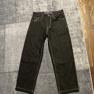 Svarta jeansbyxor med broderad detalj -  Svarta jeans från Alwaysoch med en detalj på bakfickan. Byxorna har en klassisk femficksdesign och är tillverkade i 100% bomull för en baggy passform                                  