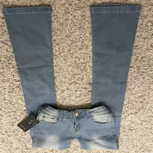 Snygga jeans  - Så snygga low waist bootcut jeans!!☺️ De är i nyskick och har aldrig används🙌🏼                                                              Innebenslängden: 77cm                                                          Midjemåttet: 32cm                                                                  Skriv för fler bilder eller om ni har några frågor!💓