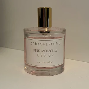 Zarkoperfume Pink Molécule 090.09 EdP - Otrolig doft efter ha gett den flera försök så inser jag att den fungerar tyvärr inte på min hud. Spännande champagne not blandat med frukt o bär gör denna perfekt till våren och sommaren. Se bild för mängd kvar. Packar ordentligt med bubbelplast. 
