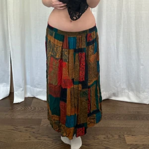 Mönstrad kjol - Vintage unik mönstrad kjol, gjord i USA. Stretchband i midjan. Storlek M, passar också S och L. Midjemått: 68-100 cm, 34-50 cm mätt platt. Längd: 80 cm. 100% rayon. Min vän på bilderna är 172 cm lång