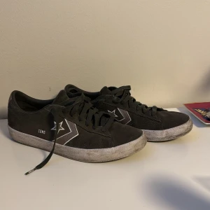 Gröna sneakers från Converse - Snygga grå sneakers från Converse med vit sula och klassisk stjärndetalj på sidan. Skorna har snörning och är tillverkade i mocka för en stilren look. Perfekta för en avslappnad stil.