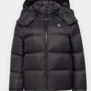 Svart dunjacka från Calvin Klein.  - Snygg och varm svart dunjacka från Calvin Klein. Skriv gärna för fler bilder! 🤩