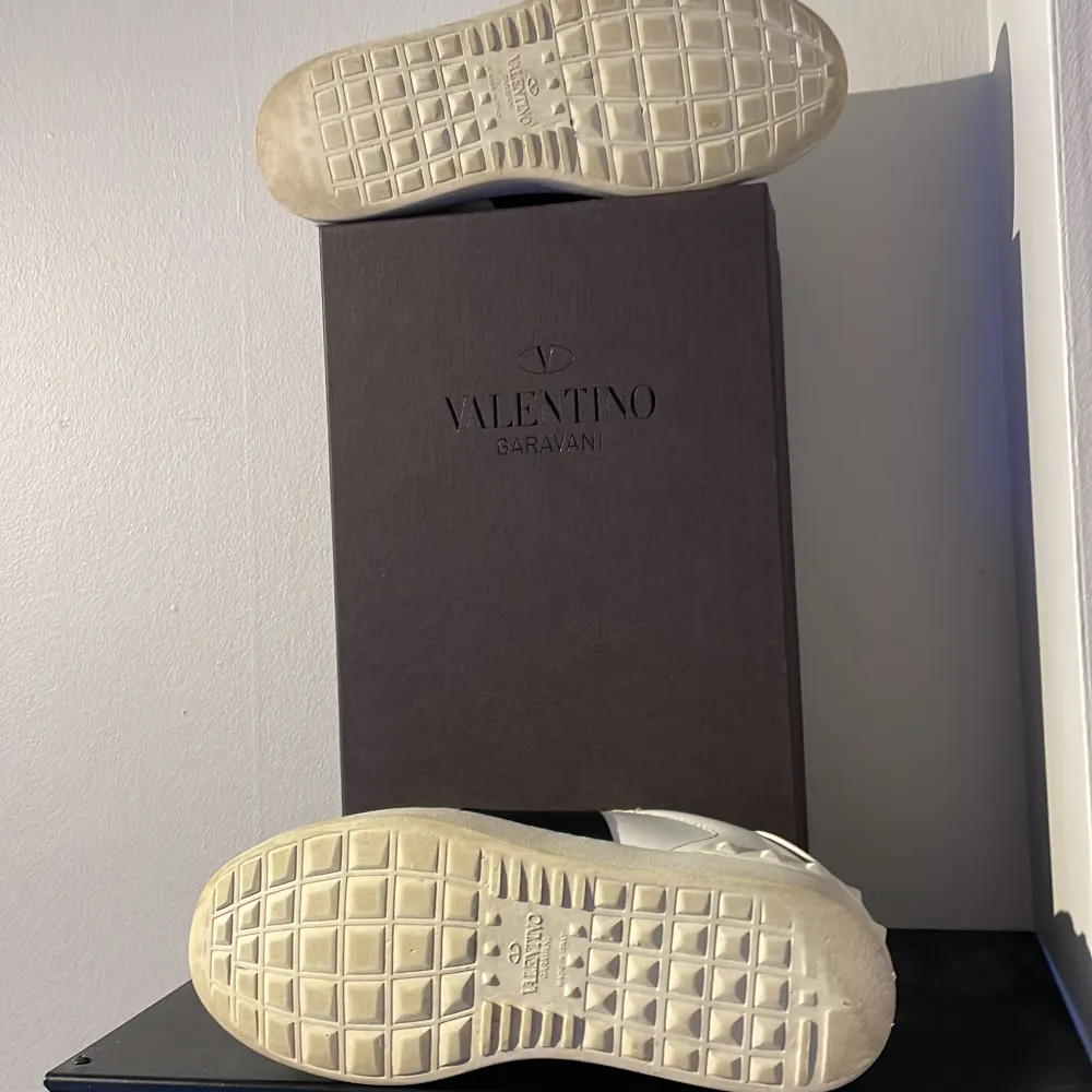Valentino opens i jätte fint skick. En liten repa som ni kan se på bilden. Storlek 40. Allt ingår. Kvitto dust bag med mera... Kengät.