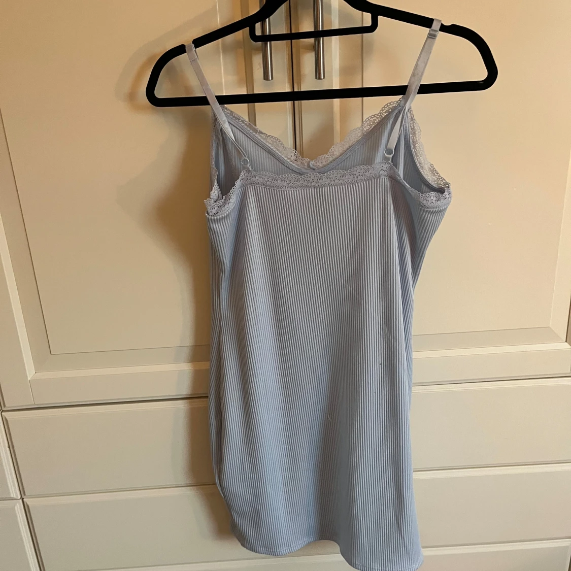 Ljusblå randig klänning med spetsdetaljer - 1